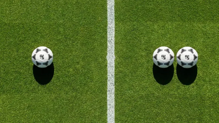 Handicap wedden op het WK 2026 met twee voetballers op het veld en een weegschaal als symbool