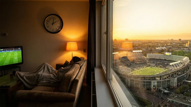 WK 2026 tijdsverschil — klok met nachtelijke skyline en voetbalstadion